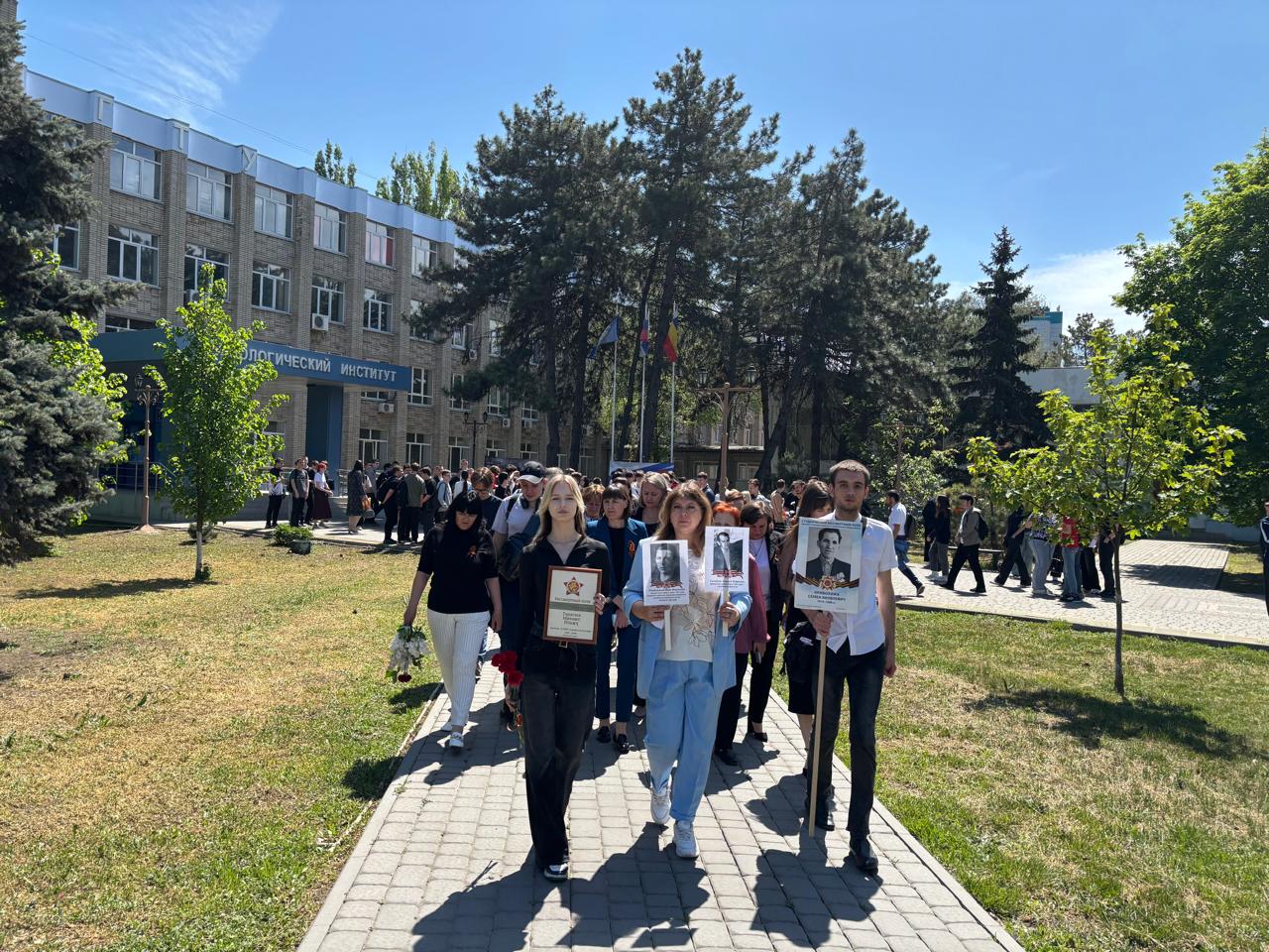 Возложение цветов к памятнику Советскому солдату, воину-освободителю